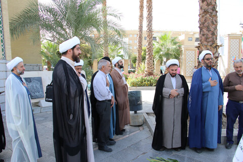 تصاویر|غبارروبی قبور شهدا توسط نهادهای حوزوی اصفهان