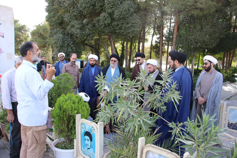 تصاویر|غبارروبی قبور شهدا توسط نهادهای حوزوی اصفهان
