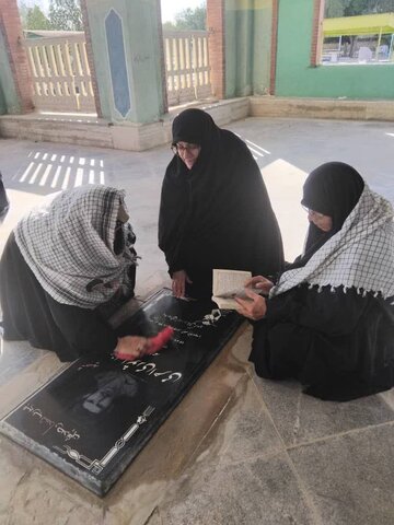 تصاویر/ غبارروبی قبور شهدای گمنام توسط طلاب مدرسه علمیه خواهران شهر اهرم