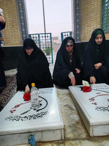 تصاویر/ غبارروبی قبور شهدای گمنام توسط طلاب مدرسه علمیه خواهران شهر اهرم