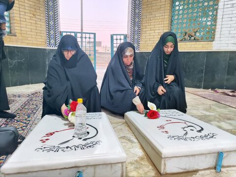 تصاویر/ غبارروبی قبور شهدای گمنام توسط طلاب مدرسه علمیه خواهران شهر اهرم