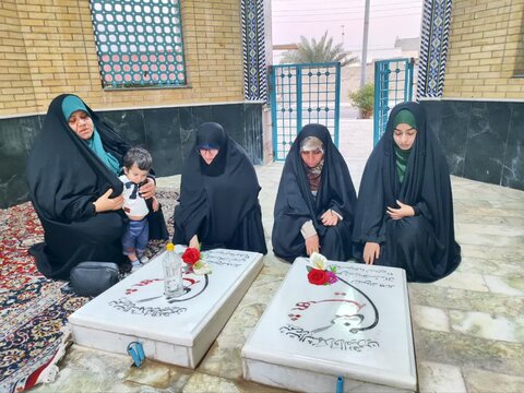 تصاویر/ غبارروبی قبور شهدای گمنام توسط طلاب مدرسه علمیه خواهران شهر اهرم