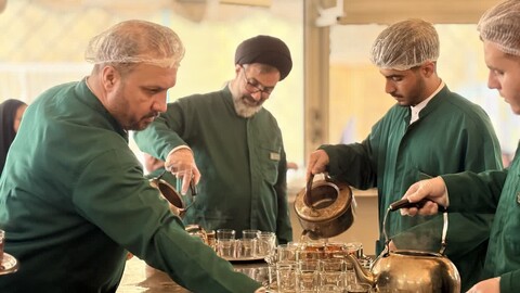 حضور و خادمی امام جمعه شهرستان فردیس در چایخانه حرم مطهر رضوی