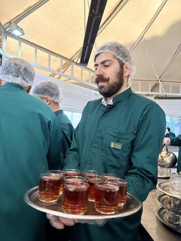 حضور و خادمی امام جمعه شهرستان فردیس در چایخانه حرم مطهر رضوی