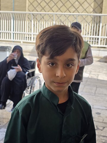 حضور و خادمی امام جمعه شهرستان فردیس در چایخانه حرم مطهر رضوی