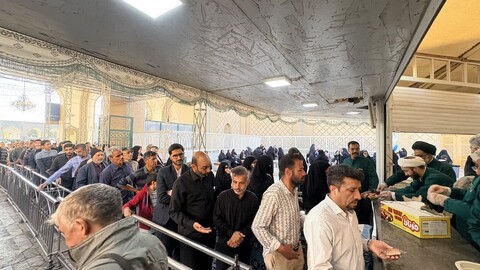 حضور و خادمی امام جمعه شهرستان فردیس در چایخانه حرم مطهر رضوی