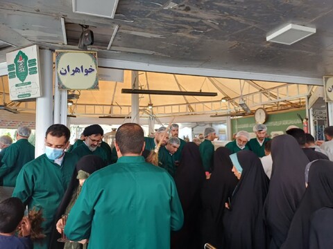 حضور و خادمی امام جمعه شهرستان فردیس در چایخانه حرم مطهر رضوی