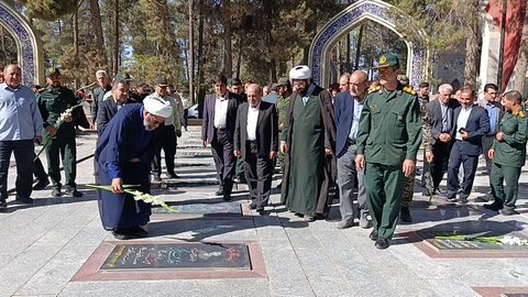 تصاویر عطرافشانی گلزار شهدای کوهدشت