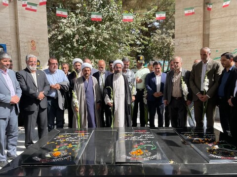 گلباران مزار شهدای شهرستان نظرآباد به مناسبت هفته دفاع مقدس