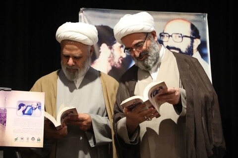تصاویر/ آیین رونمایی از کتاب «روز تشییع» با حضور نماینده ولی‌فقیه در استان سمنان برگزار شد