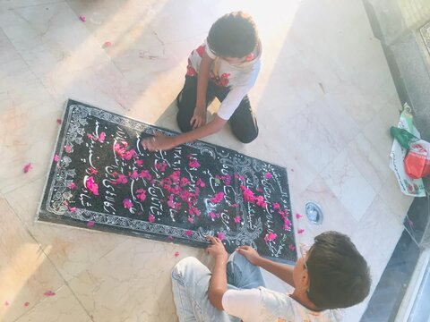 تصاویر/ عطرافشانی قبور شهدا توسط نوجوانان ورزشکار بسیجی