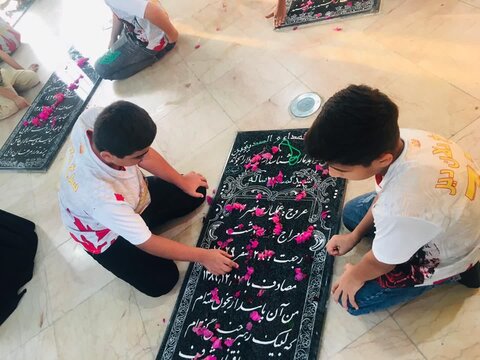 تصاویر/ عطرافشانی قبور شهدا توسط نوجوانان ورزشکار بسیجی