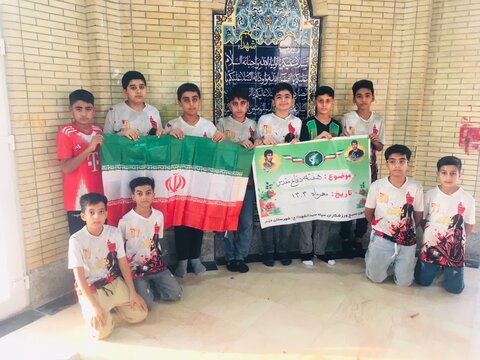 تصاویر/ عطرافشانی قبور شهدا توسط نوجوانان ورزشکار بسیجی