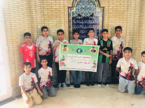 تصاویر/ عطرافشانی قبور شهدا توسط نوجوانان ورزشکار بسیجی