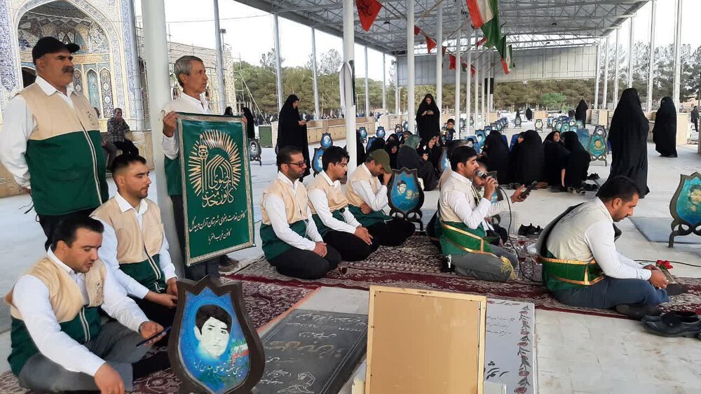 تجلیل خادمیاران رضوی آران و بیدگلی از مادر شهید قرشی