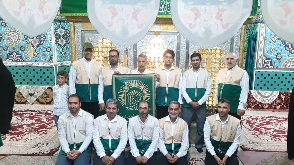 تجلیل خادمیاران رضوی آران و بیدگلی از مادر شهید قرشی