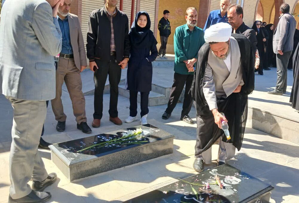 تصاویر/ غبارروبی مزار شهدای گمنام شهرستان بیجار