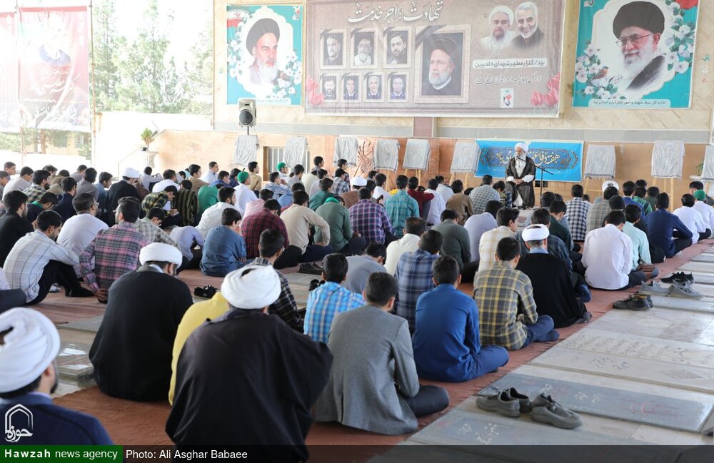 تصاویر/ مراسم غبارروبی و عطرافشانی مزار مطهر شهدا به مناسبت فرا رسیدن هفته دفاع مقدس