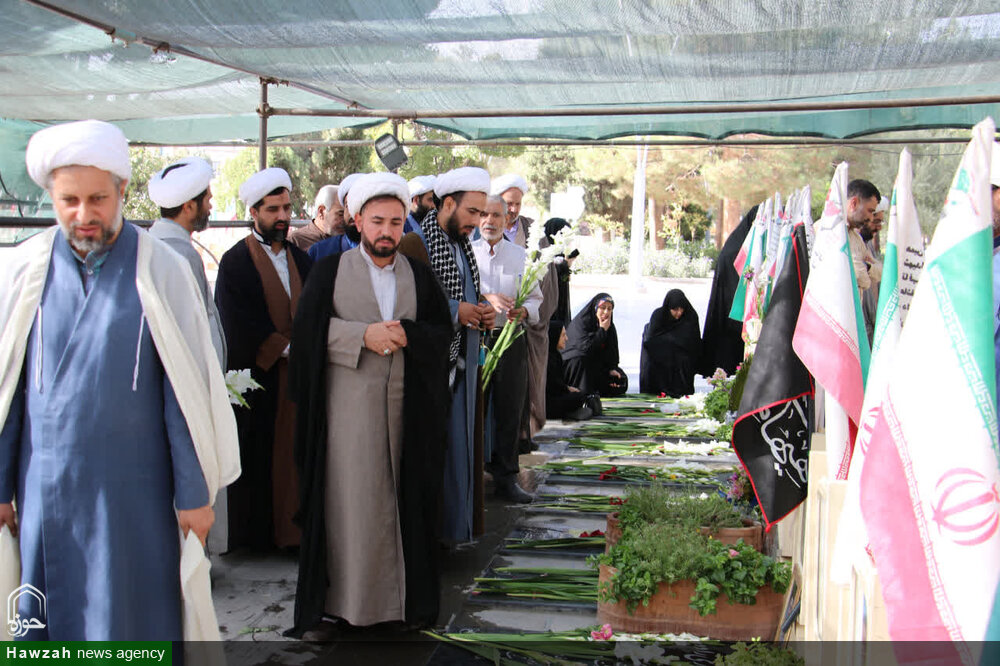 قبور شهدا اصفهانی با حضور نهادهای حوزوی استان غبارروبی شد