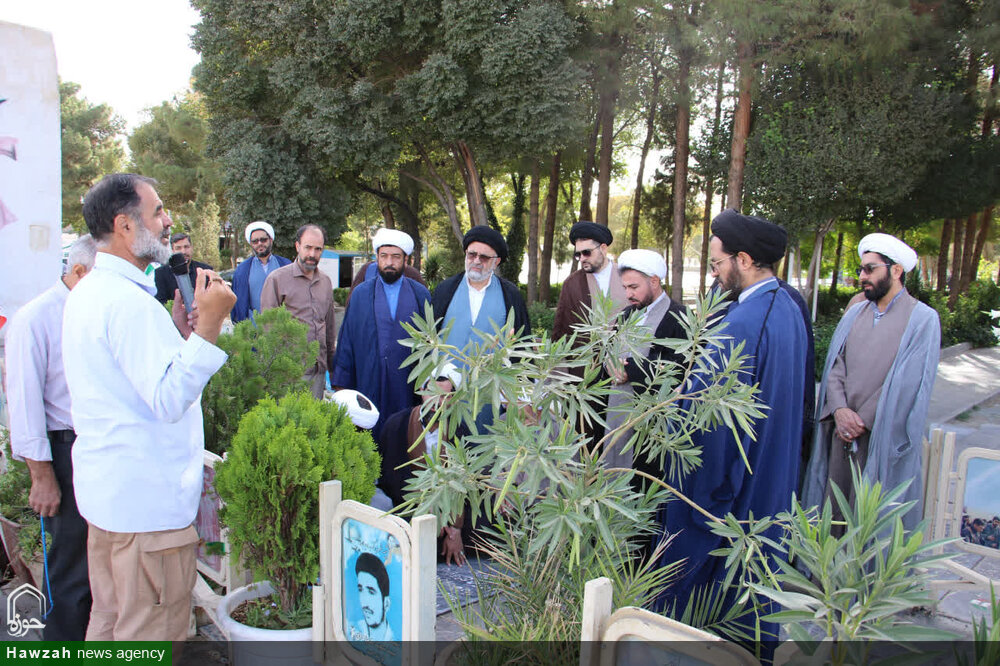 فیلم| تجدید عهد طلاب و روحانیون حوزه علمیه اصفهان با شهدا