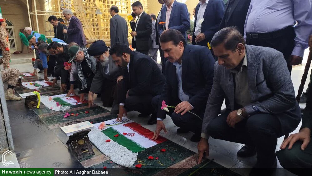 تصاویر/ آیین گلباران و عطرافشانی گلزار شهدای امامزاده عبدالله علیهالسلام شهرستان بافق