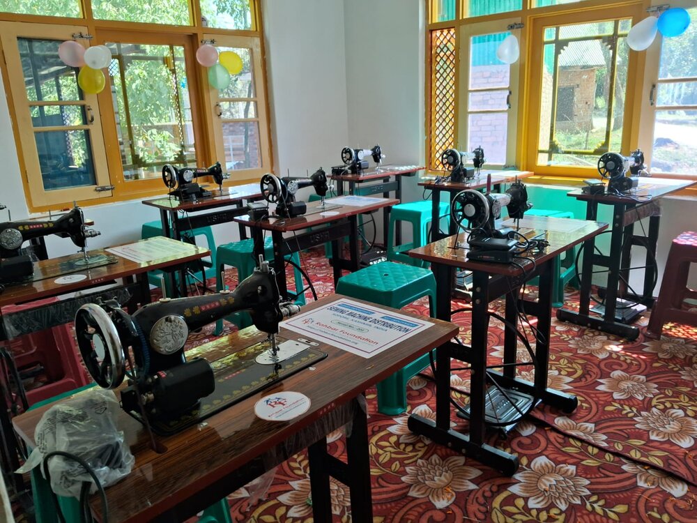 وادی کشمیر میں خدمتِ خلق کی نئی مثال؛ کیرنگ پیپلز ویلفیئر فاؤنڈیشن کا غریب خاندانوں کے ساتھ تعاون/400 سلائی مشین تقسیم