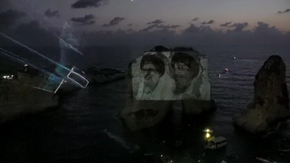 صورة السيد نصرالله تزين صخرة الروشة في بيروت بمناسبة الذكرى الاولى لشهادته