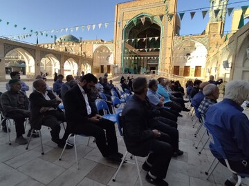 تصاویر/ غبارروبی و عطر افشانی مزار شهدای آستان علی ابن باقر (ع) اردهال کاشان