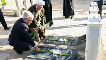 تصاویر/ غبارروبی و گلباران قبور مطهر شهدای آران و بیدگل، همزمان با هفته دفاع مقدس