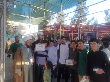 تصاویر/ حضور طلاب مدرسه علمیه امام صادق علیه‌السلام پاکدشت در مزار شهدا به مناسبت هفته دفاع مقدس
