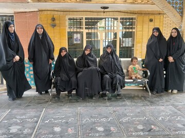 تصاویر/ مراسم غبارروبی مزار مطهر شهدا توسط طلاب موسسه آموزش عالی ریحانة الرسول ساوه