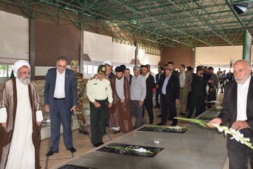 تصاویر/ مراسم غبارروبی و عطر افشانی مزار مطهر شهداء در مرند