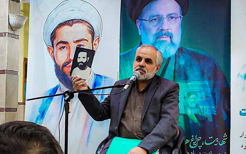 تصاویر/برگزاری مراسم شبی با شهدا در مدرسه علمیه آیت‌الله آخوند همدان