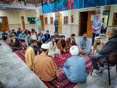 تصاویر/برگزاری مراسم شبی با شهدا در مدرسه علمیه آیت‌الله آخوند همدان