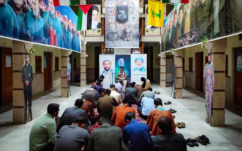 تصاویر/برگزاری مراسم شبی با شهدا در مدرسه علمیه آیت‌الله آخوند همدان