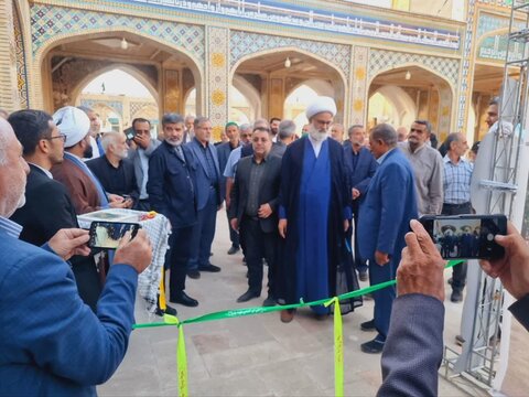 تصاویر/غبار روبی و عطر افشانی مزار شهدای خفته در آستان علی ابن باقر (ع) اردهال کاشان باحضورمسئولان
