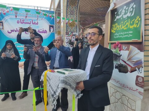 تصاویر/غبار روبی و عطر افشانی مزار شهدای خفته در آستان علی ابن باقر (ع) اردهال کاشان باحضورمسئولان