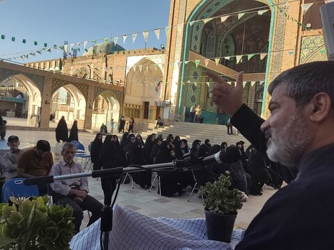 تصاویر/غبار روبی و عطر افشانی مزار شهدای خفته در آستان علی ابن باقر (ع) اردهال کاشان باحضورمسئولان