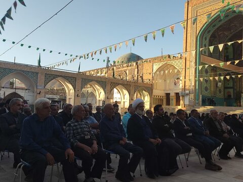 تصاویر/غبار روبی و عطر افشانی مزار شهدای خفته در آستان علی ابن باقر (ع) اردهال کاشان باحضورمسئولان