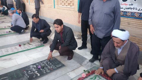 تصاویر/ مراسم غبارروبی گرامیداشت هفته دفاع مقدس در گلزار شهدای ماهان