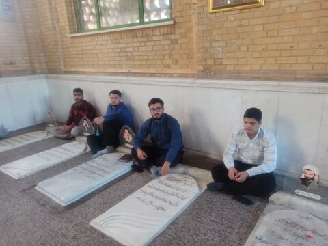 تصاویر/ زیارت طلاب مدرسه علمیه امام صادق علیه‌السلام از مزار شهدا به مناسبت هفته دفاع مقدس