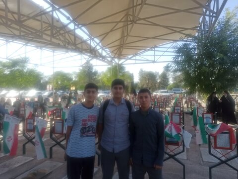 تصاویر/ زیارت طلاب مدرسه علمیه امام صادق علیه‌السلام از مزار شهدا به مناسبت هفته دفاع مقدس