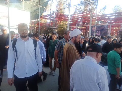 تصاویر/ زیارت طلاب مدرسه علمیه امام صادق علیه‌السلام از مزار شهدا به مناسبت هفته دفاع مقدس