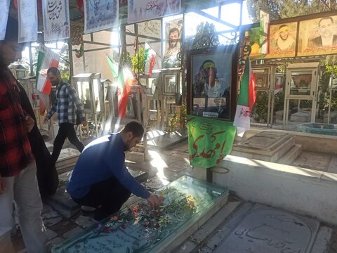 تصاویر/ زیارت طلاب مدرسه علمیه امام صادق علیه‌السلام از مزار شهدا به مناسبت هفته دفاع مقدس