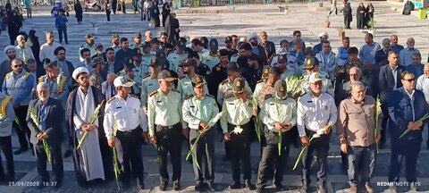 تصاویر/غبارروبی مزار مطهر شهدا در مرقد مطهر امامزاده سید علی اصغر(ع) شهرستان ساوه