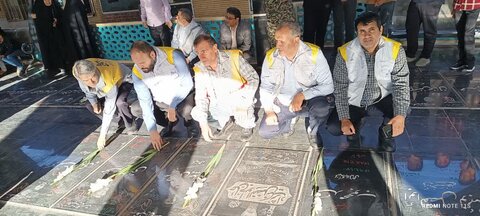 تصاویر/غبارروبی مزار مطهر شهدا در مرقد مطهر امامزاده سید علی اصغر(ع) شهرستان ساوه