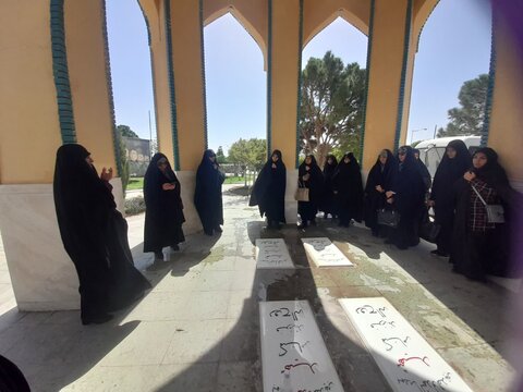 تصاویر/تجدید میثاق طلاب مدرسه علمیه فاطمه الزهرا ساوه با شهدای گمنام