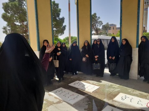 تصاویر/تجدید میثاق طلاب مدرسه علمیه فاطمه الزهرا ساوه با شهدای گمنام