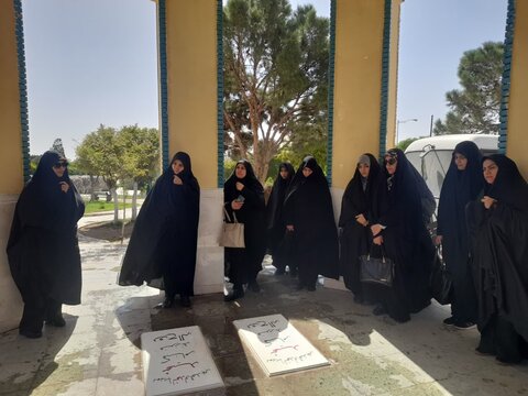 تصاویر/تجدید میثاق طلاب مدرسه علمیه فاطمه الزهرا ساوه با شهدای گمنام