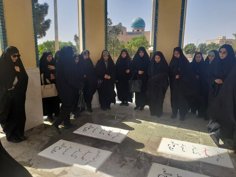 تصاویر/تجدید میثاق طلاب مدرسه علمیه فاطمه الزهرا ساوه با شهدای گمنام